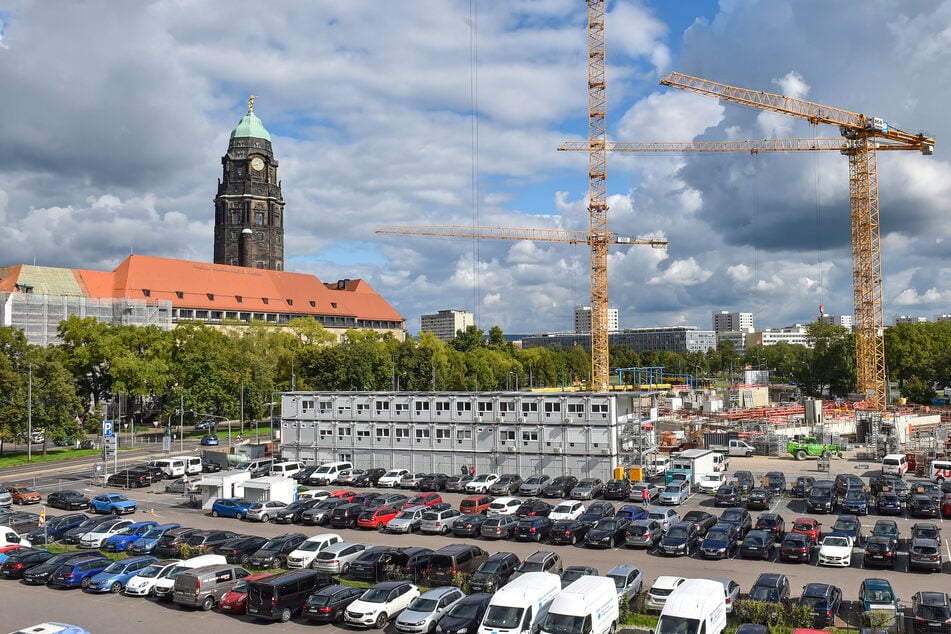 Dresden: 26,2 Millionen Blatt Papier! Das Dresdner Rathaus schiebt seine Akten ins Digital-Archiv