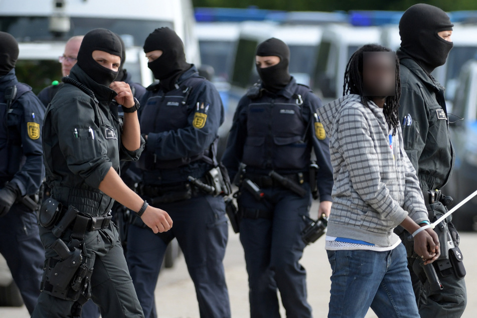 Abgeschobener Geflüchteter klagt gegen Polizeigewalt und bekommt teilweise Recht