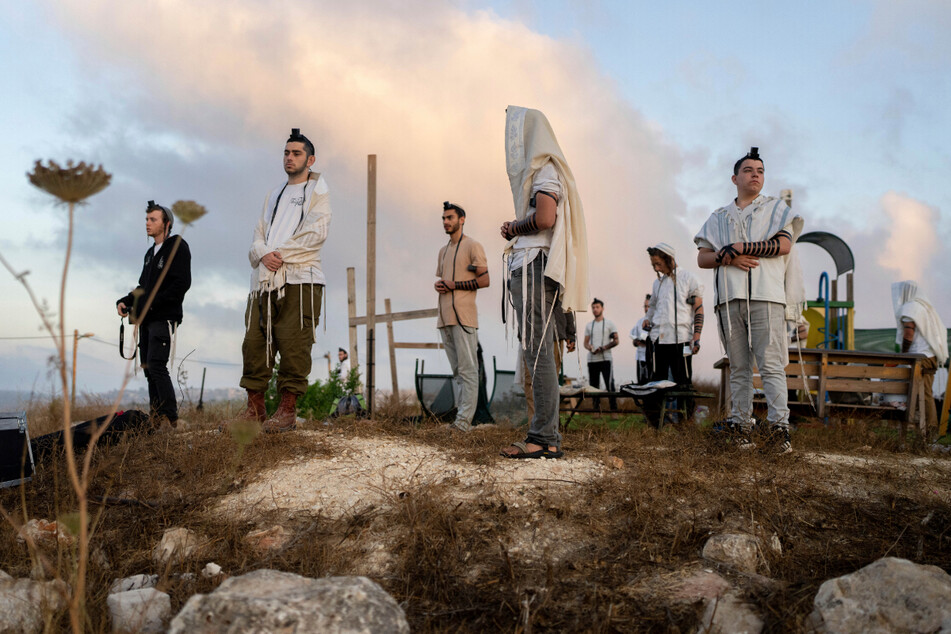 Jüdische Siedler im Außenposten Eviatar im israelisch besetzten Westjordanland während des Morgengebets.