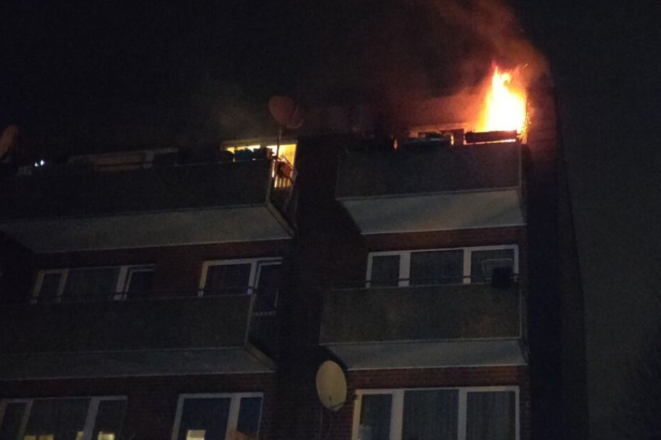 Als die Feuerwehr eintraf, schlugen die Flammen bereits aus den Fenstern der Wohnung.