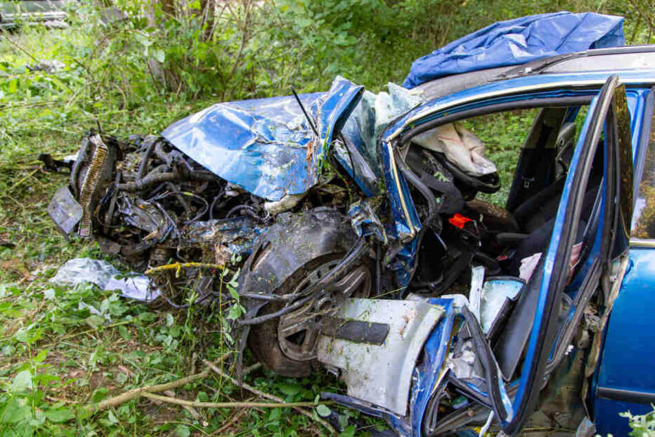 Der junge Mann saß mit schweren Verletzungen in dem Wagen fest.