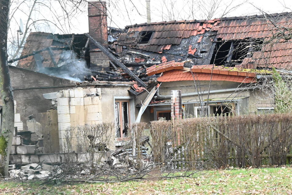 Der Brand des Wochenendhauses in Stötteritz erforderte einen Großeinsatz der Feuerwehr.