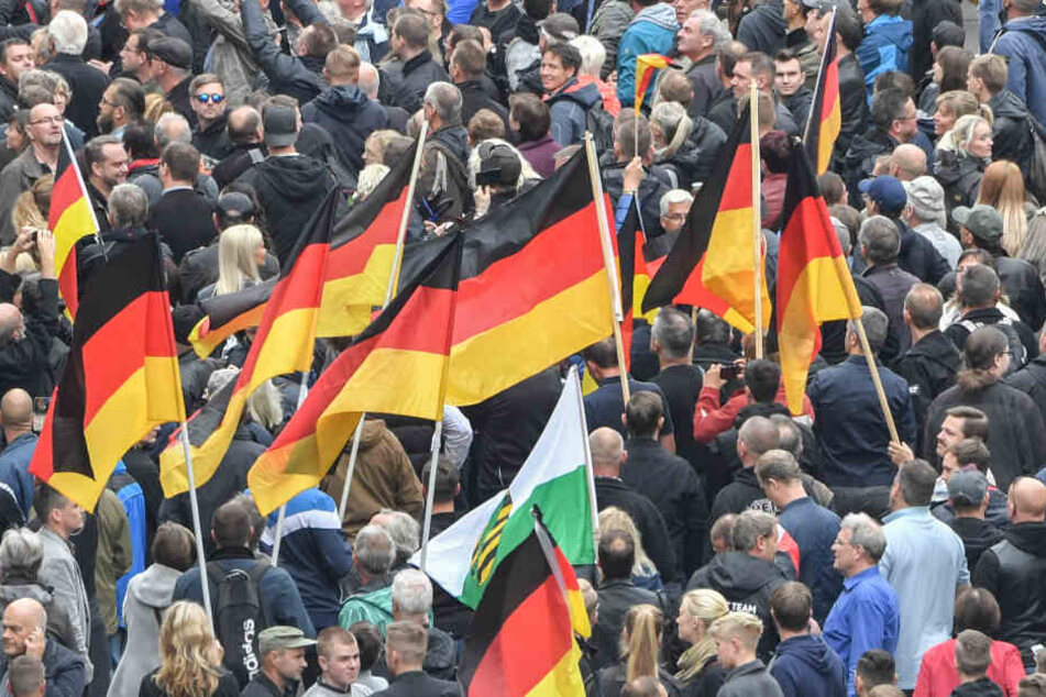 Demo von Pro Chemnitz - mittlerweile vom Verfassungsschutz beobachtet: Der Osten und insbesondere Sachsen hat ein vergleichsweise großes rechtes Wählerpotenzial, sagen Forscher.