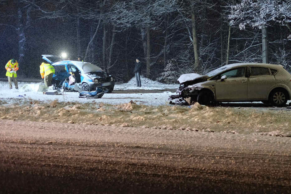 Der Renault war in den Gegenverkehr geschleudert und mit einem Seat zusammengeprallt.