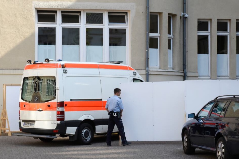 Mit einem Krankenwagen wurde der Angeklagte Andreas V. zum Gericht gefahren.