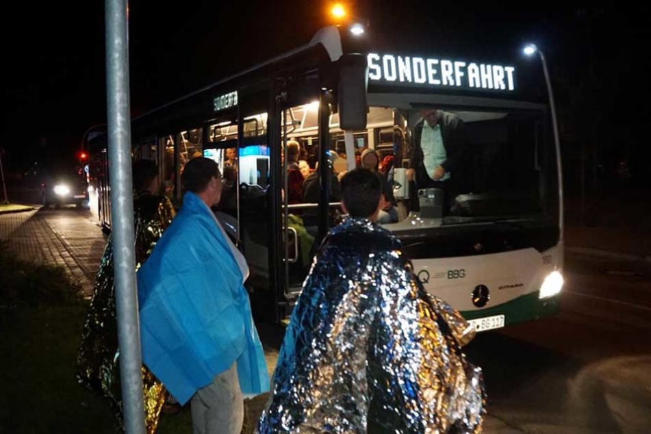 Mit einem Bus wurden die Hotelgäste in eine Notunterkunft gebracht.