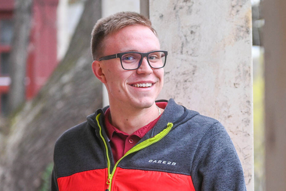 Heute strahlt er vor Glück: Ex-Krebspatient Julian Mildner (19). Es sagt: "Mir wurde erst spät klar, wie schwer krank ich war."