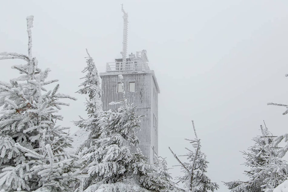 Auf dem Fichtelberg werden starke Sturmböen und dadurch Schneeverwehungen erwartet.