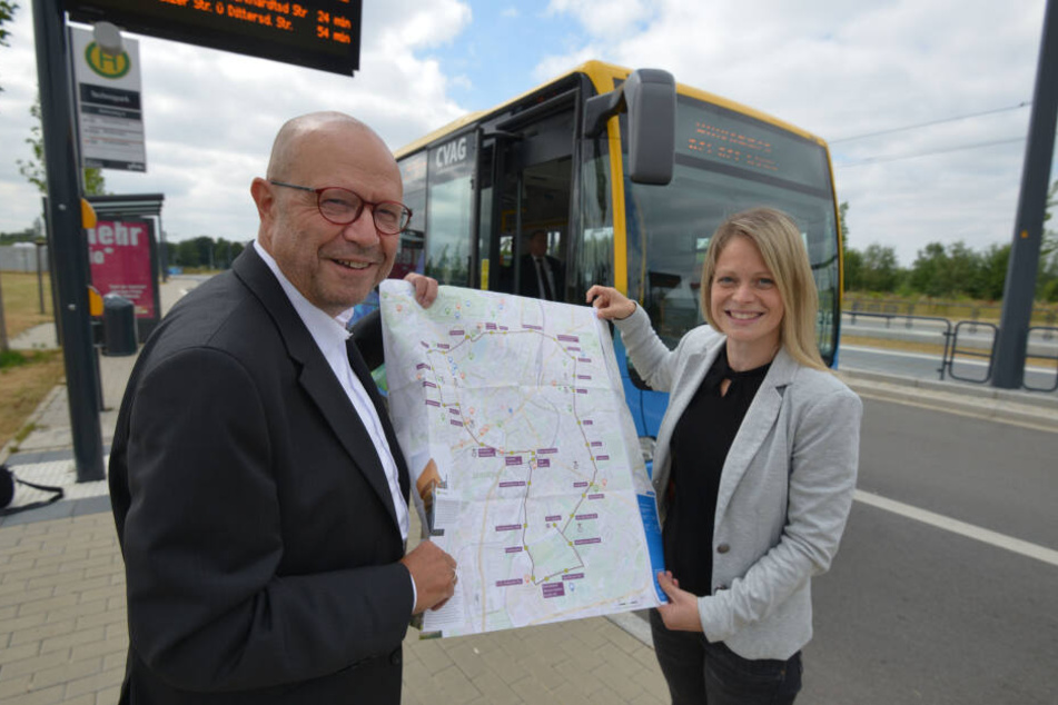 CVAG-Sprecher Stefan Tschök (62) und Stadtmaketing-Leiterin Susan Endler (38) präsentieren den neuen Faltplan für die Touri-Ringbuslinie.