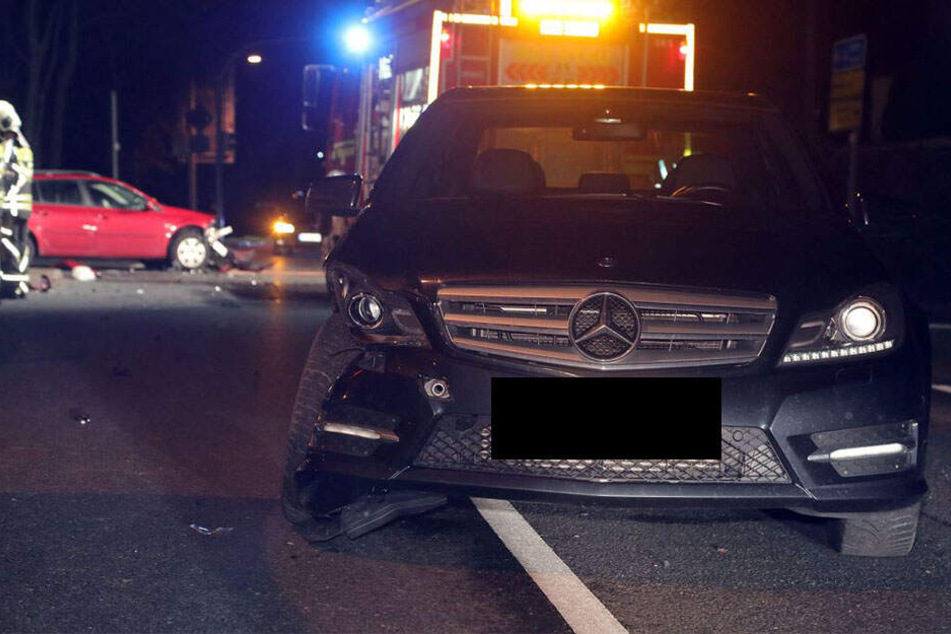 An den beteiligten Fahrzeugen entstand ein Sachschaden von etwa 20.000 Euro.
