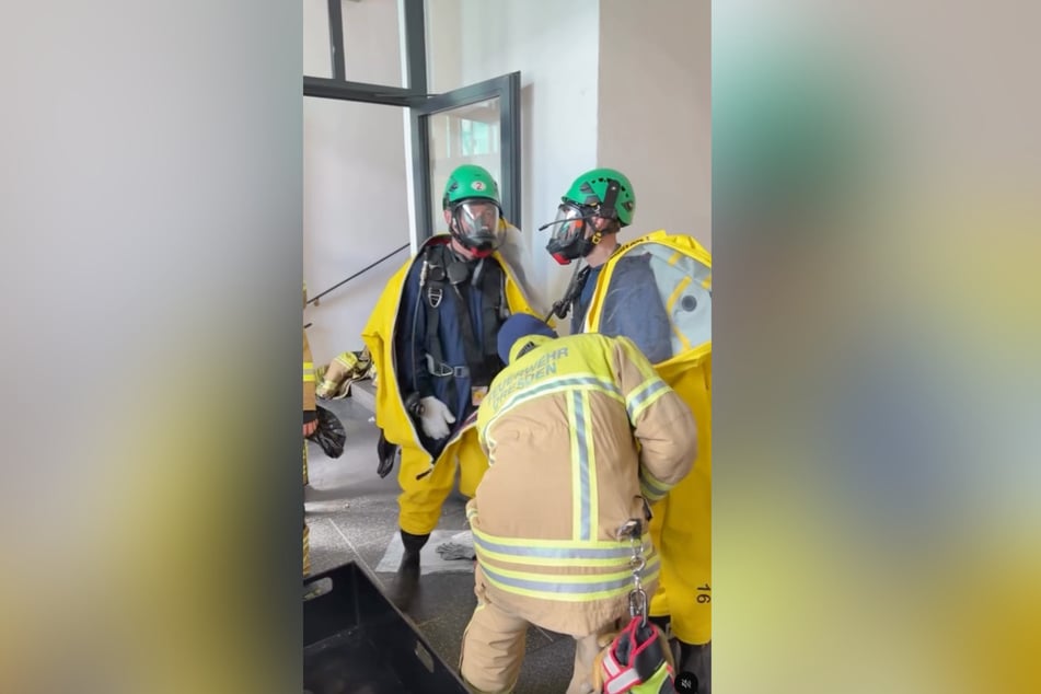 Die Einsatzkräfte der Feuerwehr drangen mit Schutzanzügen in das betroffene Labor ein und beseitigten die ausgelaufenen Chemikalien.