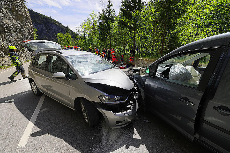 Die beiden VW krachten ineinander und wurden schwer beschädigt.