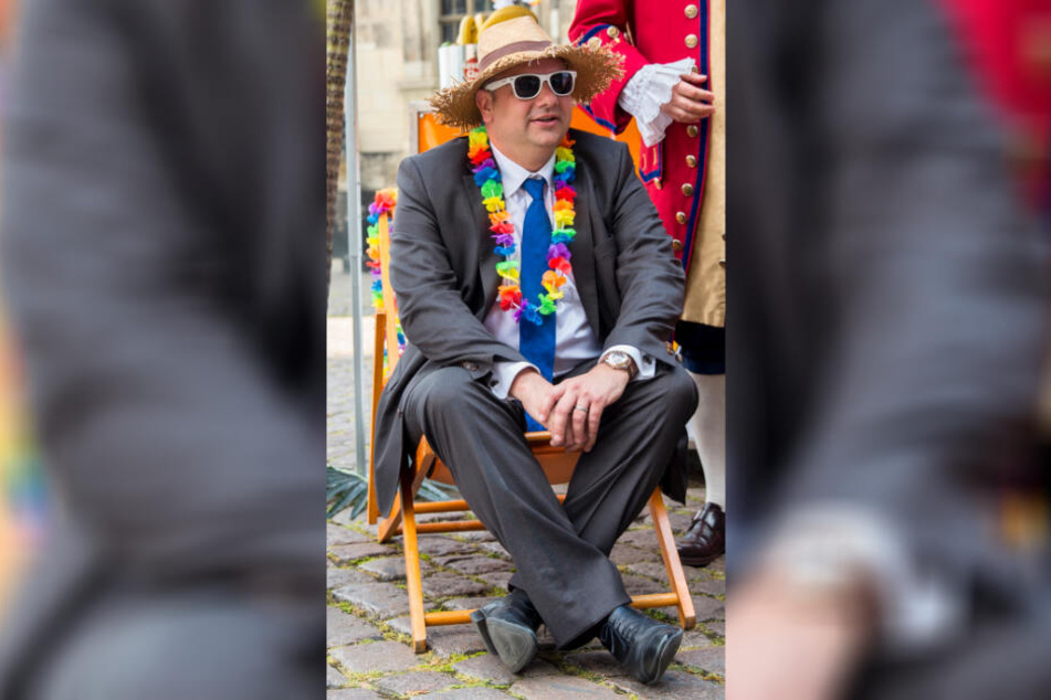 Ein "Party-OB" auf "sogenannter Dienstreise": Dirk Hilberts (48, FDP) Dienstreisen stehen in der Kritik.