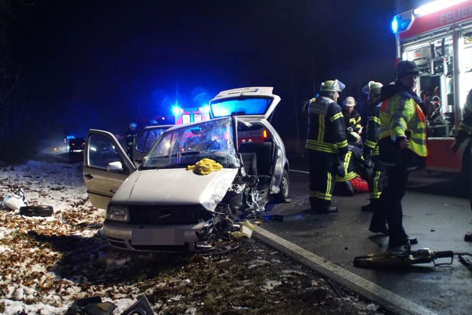 Die Feuerwehr musste die Fahrerin des VW aus dem Auto befreien.