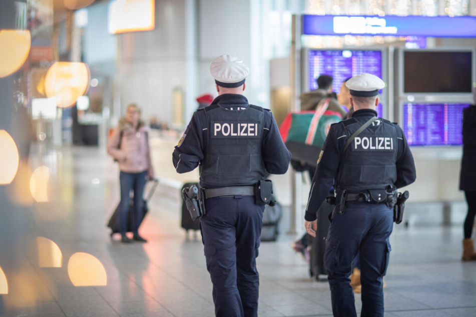 Der Bundespolizei am Frankfurter Flughafen fiel bei der Überprüfung ein vorliegender Haftbefehl gegen den Mann auf (Symbolbild).