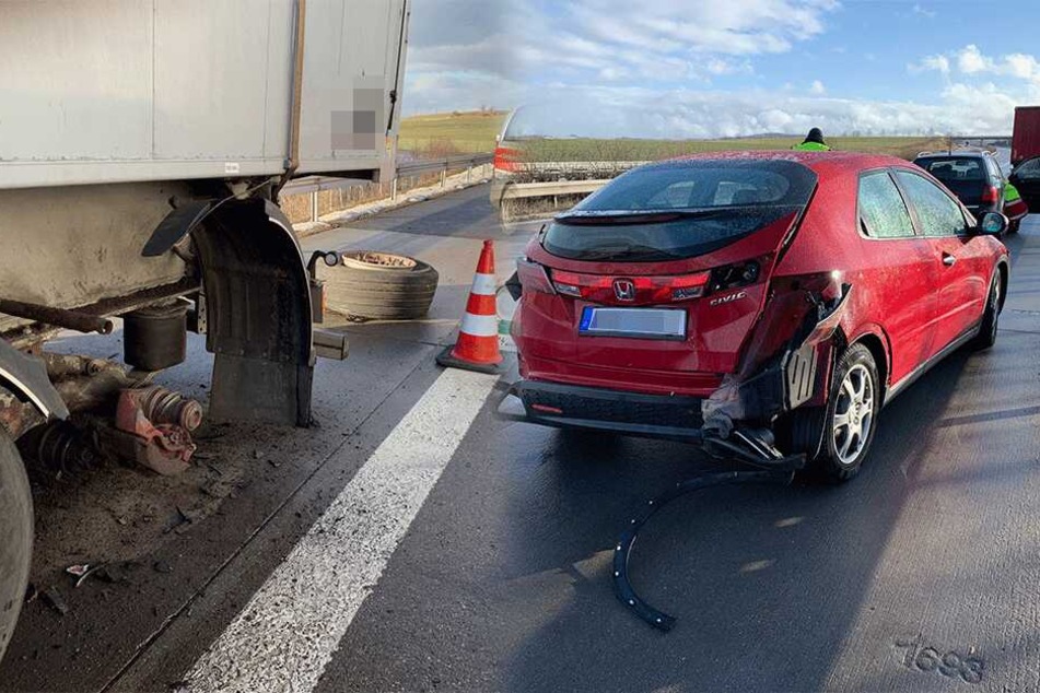 Reifen löste sich plötzlich: Zwei Lkw und vier Autos in Crash auf A17 verwickelt