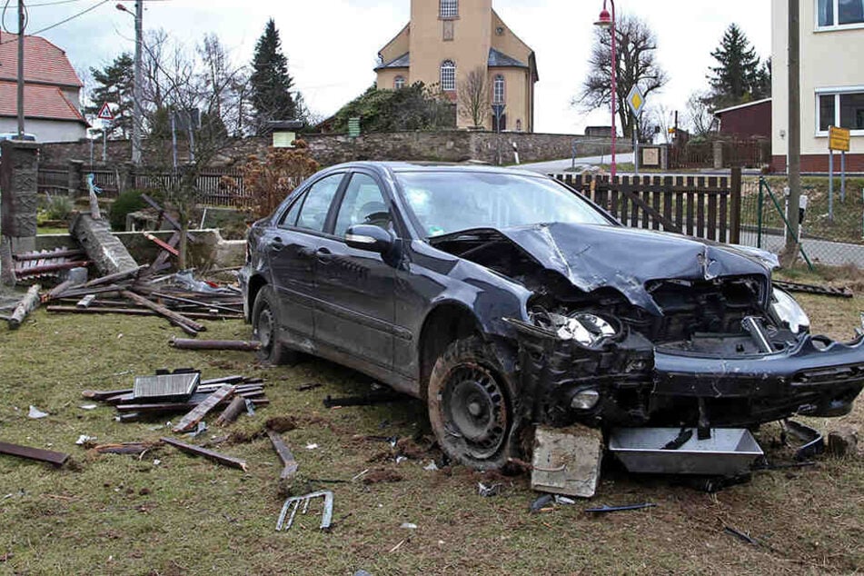 Bei dem Unfall entstand ein Gesamtschaden von rund 13.000 Euro.