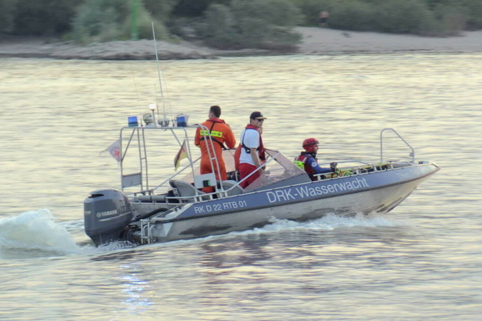 Er war mit zwei Begleitern in Düsseldorf im Rhein schwimmen.