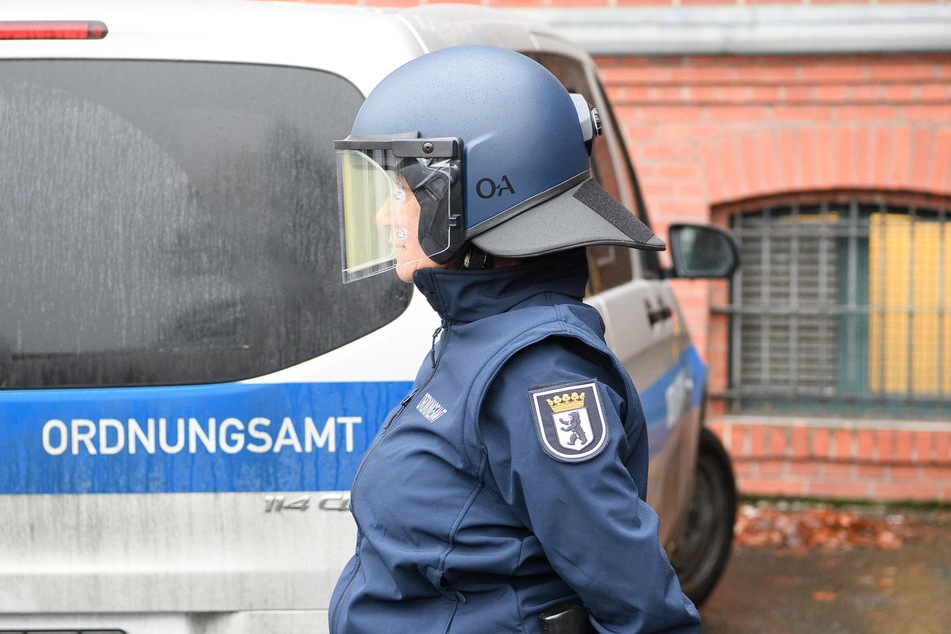 Berlin: Ordnungsamt bittet Falschparker zur Kasse, dann wird's rabiat