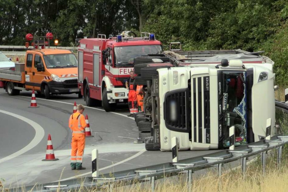 Die Bergung des Lkws dauerte bis tief in die Nacht.