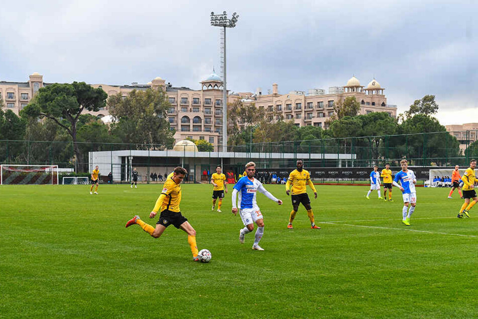 Am Sonntagnachmittag testete Dynamo im Stadion des MAXX Royal Belek gegen Grasshopper Zürich. Hier flankt Marius Hauptmann (l.) vors Schweizer Tor.