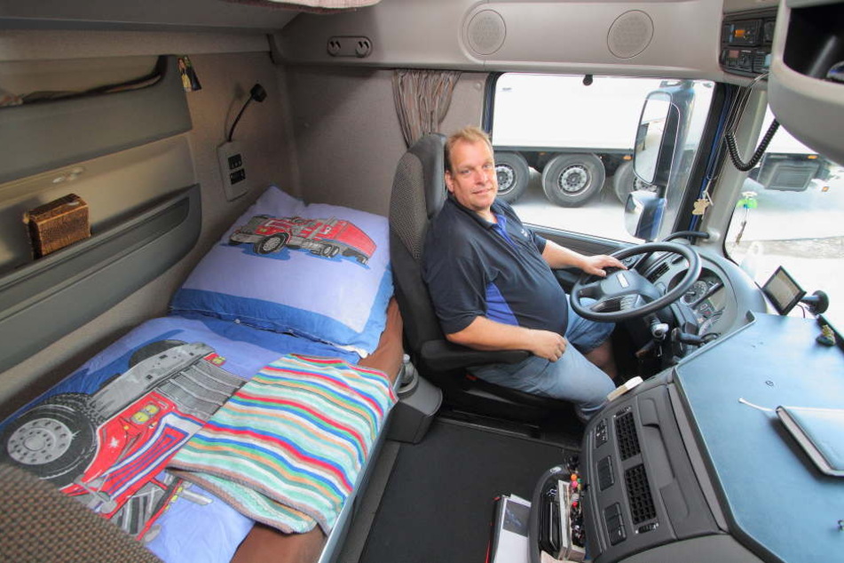 Volker Much in seinem 40-Tonner der Marke DAF: Unterm Bett befindet sich ein Kühlschrank.
