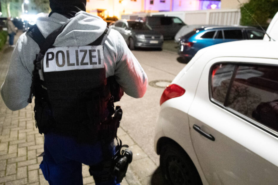 Ein Polizist steht nach der tödlichen Schießerei in Hanau in der Nähe eines der Tatorte auf der Straße.
