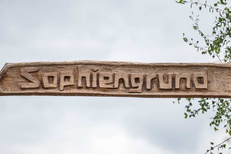 Geschnitzte Schilder wie dieses entstehen im Baucamp bei Workshops am Nachmittag.