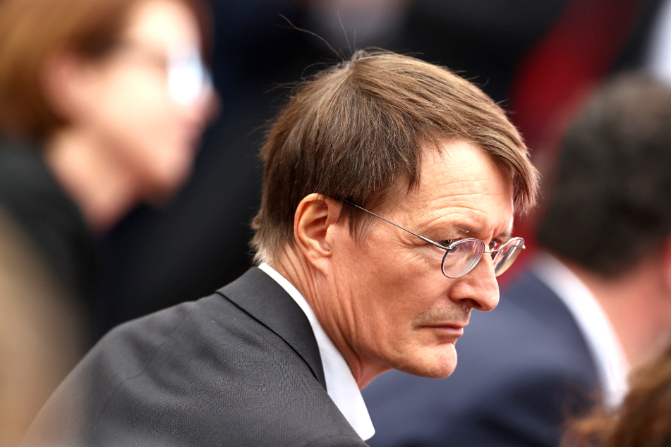 Karl Lauterbach (58, SPD) überrascht die Aussage von Gesundheitsminister Jens Spahn (41, CDU). Der Experte fordert eine Ersatzregelung.