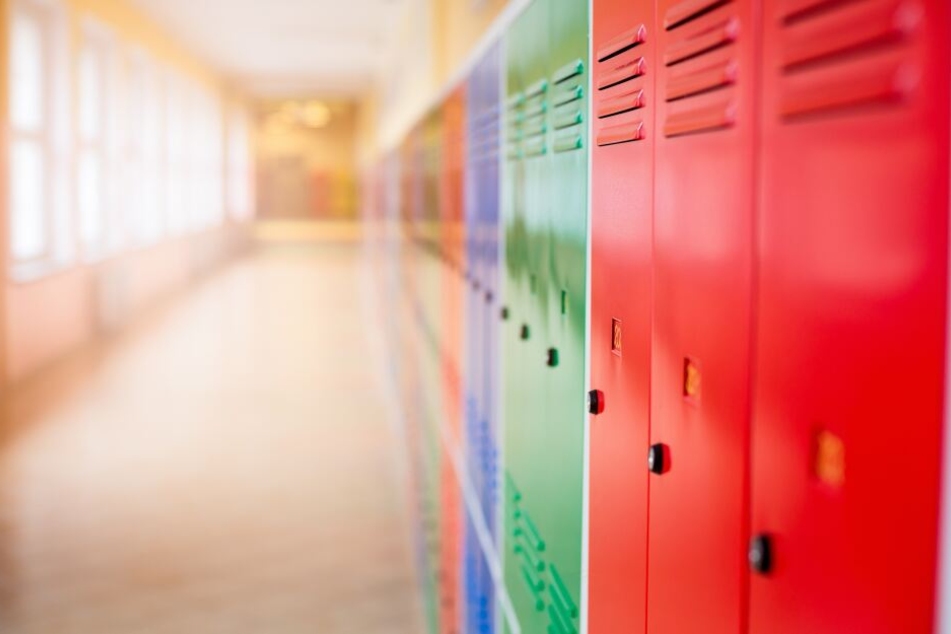 Das Mädchen muss nach eigenen Angaben jeden Tag in der Schule den Kopf herunter nehmen, um den Jungen in den Korridoren nicht zu sehen. (Symbolbild)