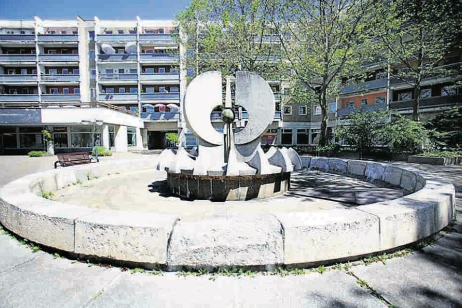 Auf der Ostseite am Neustädter Markt steht der völlig marode Betonbrunnen.
