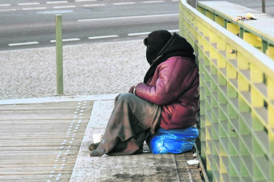 Obdachlose in der Kälte - viele Menschen gehen achtlos vorbei.