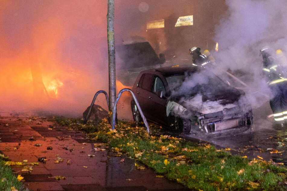 Mehrere Autos auf der Wendenstraße brennen. Die Feuerwehr löscht.