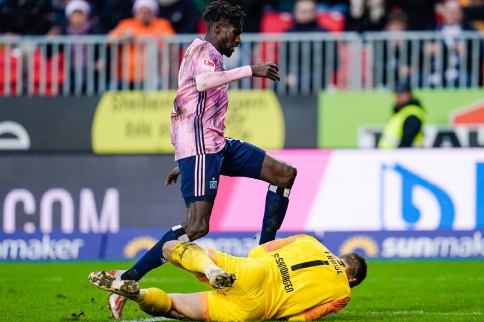 Hamburgs Bakery Jatta scheitert an Sandhausens Torwart Martin Fraisl.
