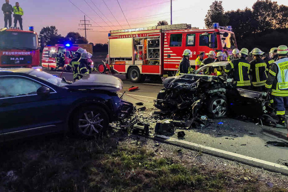 Die Straße war während der Bergungs-Arbeiten rund zwei Stunden lang gesperrt.