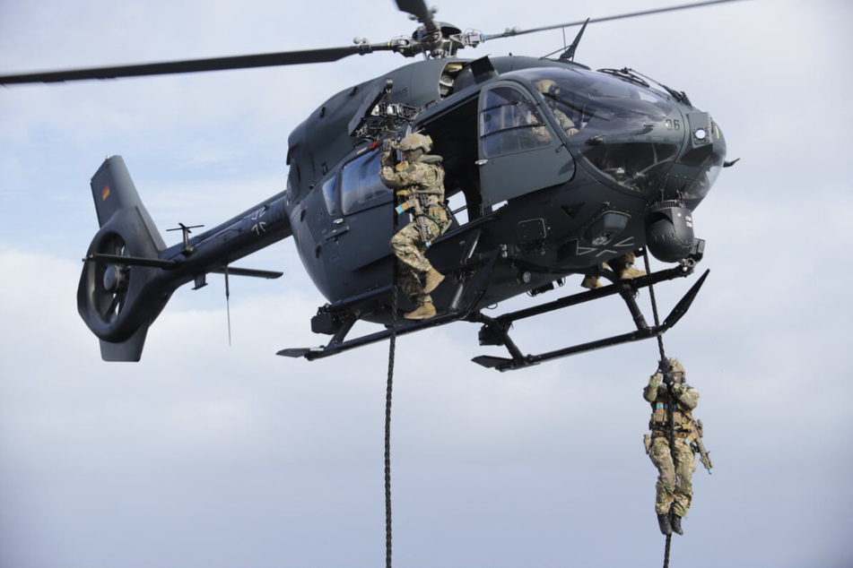 Mitglieder des Kommando Spezialkräfte der Marine (KSM) seilten sich vom Hubschrauber aus ab.