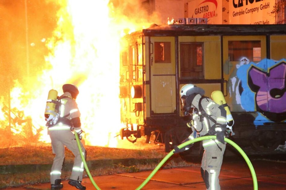 Bei einem Europaletten-Brand wurde eine historische U-Bahn beschädigt.