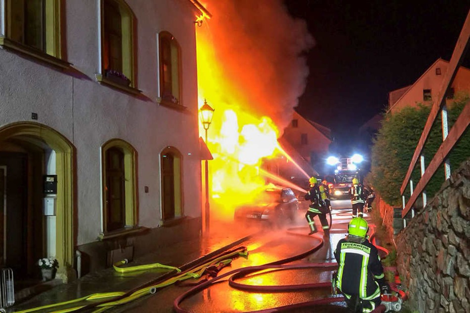 Als die Feuerwehr eintraf, stand die Werkstatt in Vollbrand und die Flammen hatten auf das Wohnhaus übergeriffen.