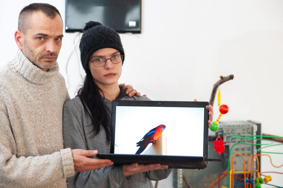 Christian van der Linde (44, l.) und Anna Buchmann (22) bleiben erstmal nur die Fotos ihres bunten Mitbewohners.