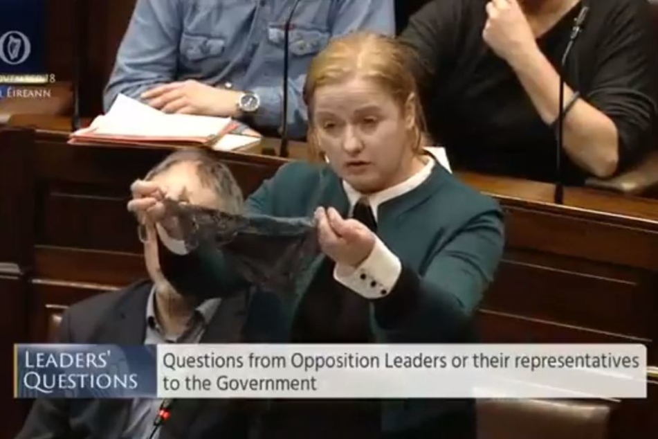 Die irische Abgeordnete Ruth Coppinger zeigte in einer Sitzung des irischen Parlaments einen String-Tanga als Solidarität.