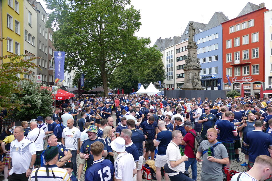 "No Scotland, no Party": Bereits ab dem Mittag feierten Tausende Fans in der Kölner Innenstadt.