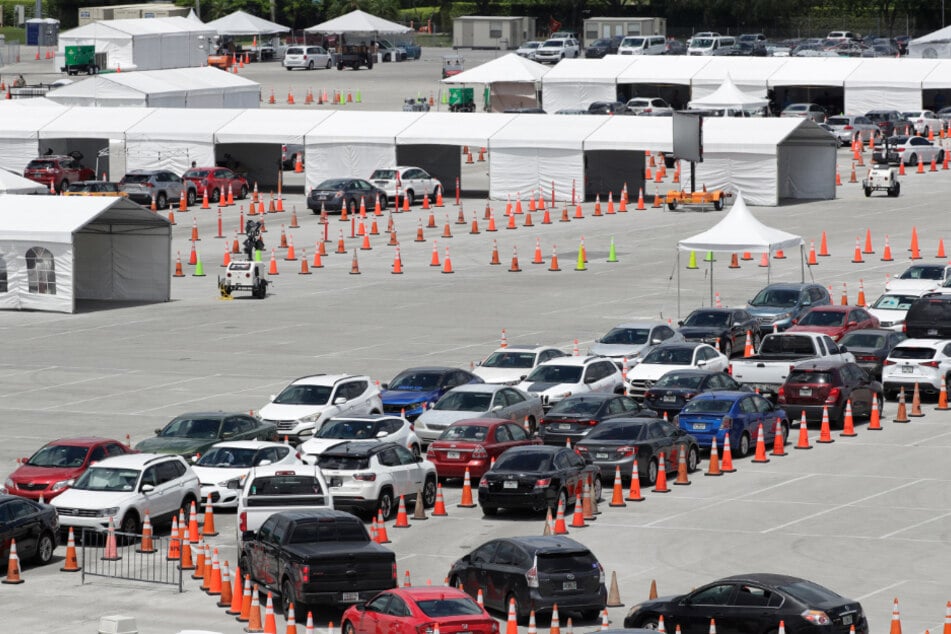 Miami Gardens: Autos stauen sich auf einem Gelände, auf dem eine Drive-Thru-Station für Covid-19-Tests errichtet wurde.