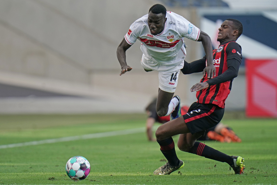 Eintracht Frankfurts Evan Ndicka (r.) holt Silas Wamangituka vom VfB Stuttgart unsanft und regelwidrig von den Beinen.