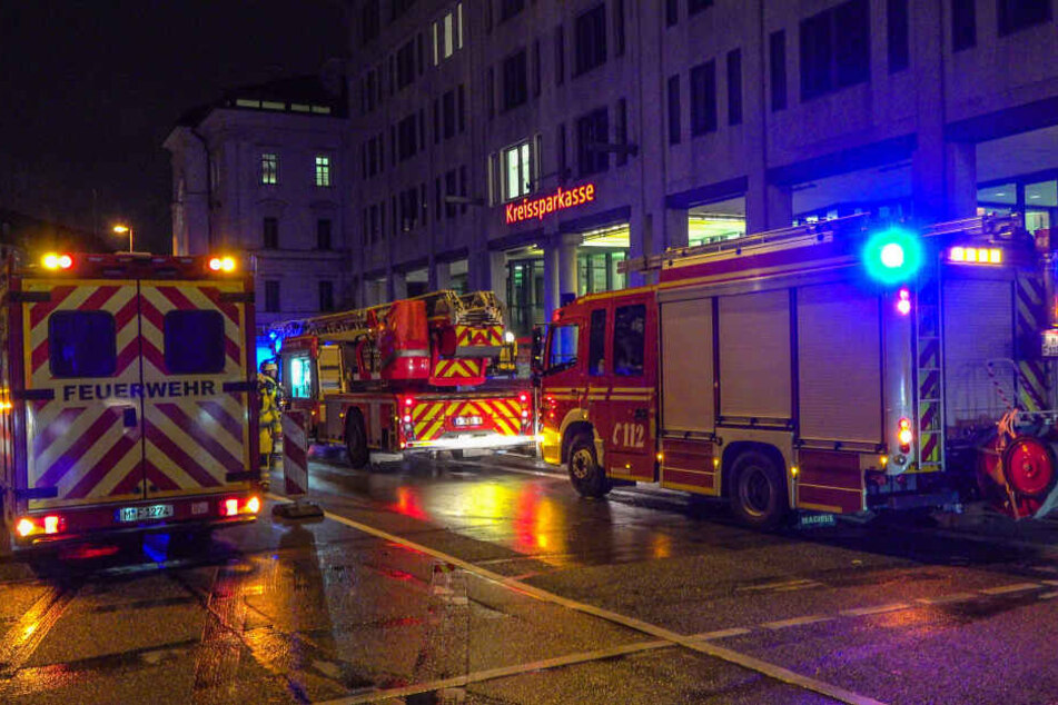 Feuerwehrautos stehen in der Innenstadt, nachdem eine leere U-Bahn entgleist ist. Verletzte habe es nicht gegeben, nur einen Sachschaden, sagte ein Polizeisprecher.