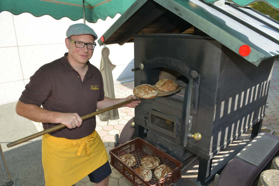 In der Zwickmühle: Wegen der Sommerdürre steigen die Preise. Brot und Brötchen werden teurer, sagt Bäcker-Innungsmeister Jörg Schürer (48).