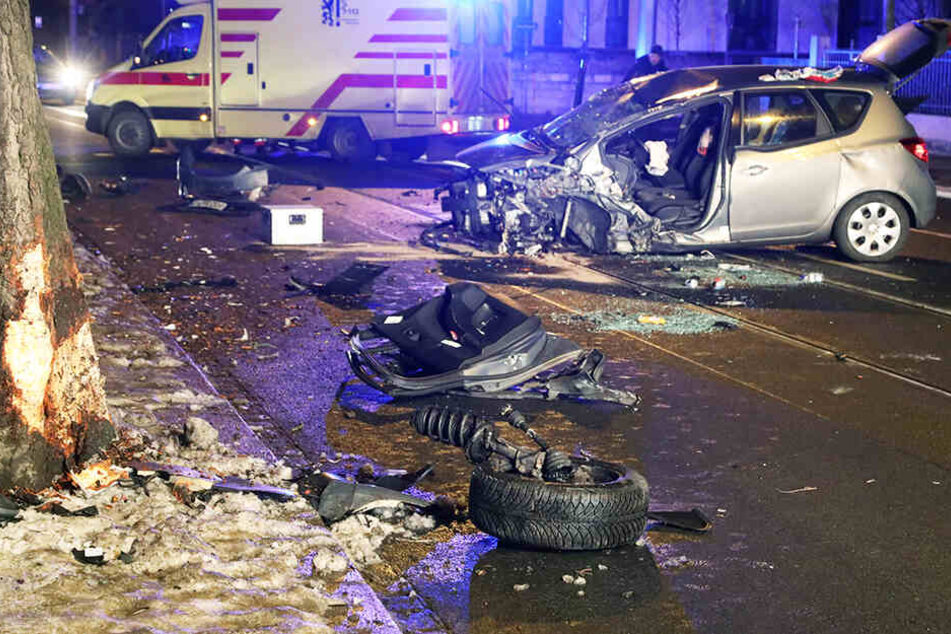 Die Frau kam mit ihrem Auto stadteinwärts von der Fahrbahn ab und knallte gegen einen Baum. Sie wurde in ihrem Opel eingeklemmt.
