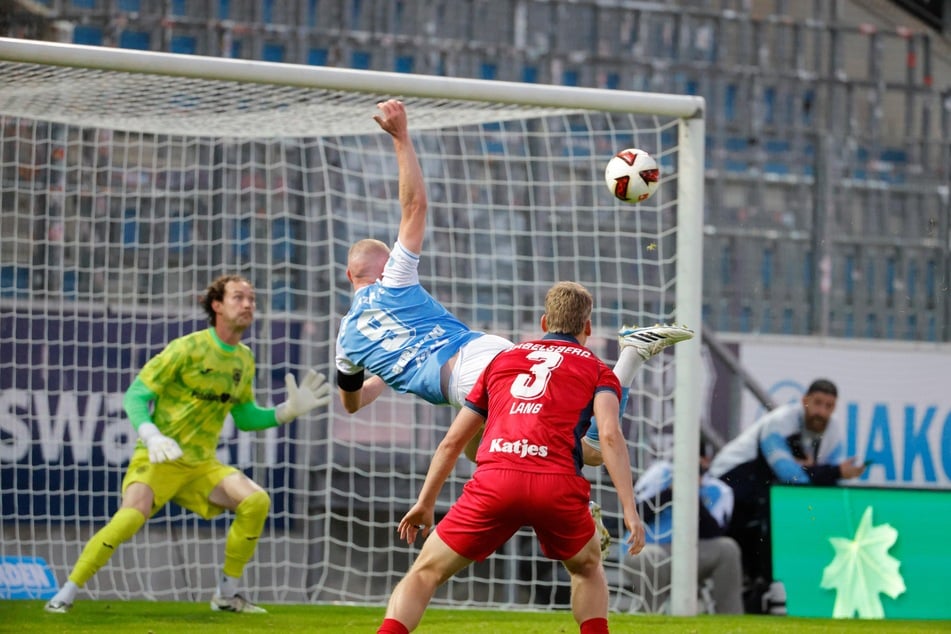 Große Chance von Ron Berlinski (m.). Erst im Nachfassen bekam Niclas Müller (l.) den Ball zum Fassen.