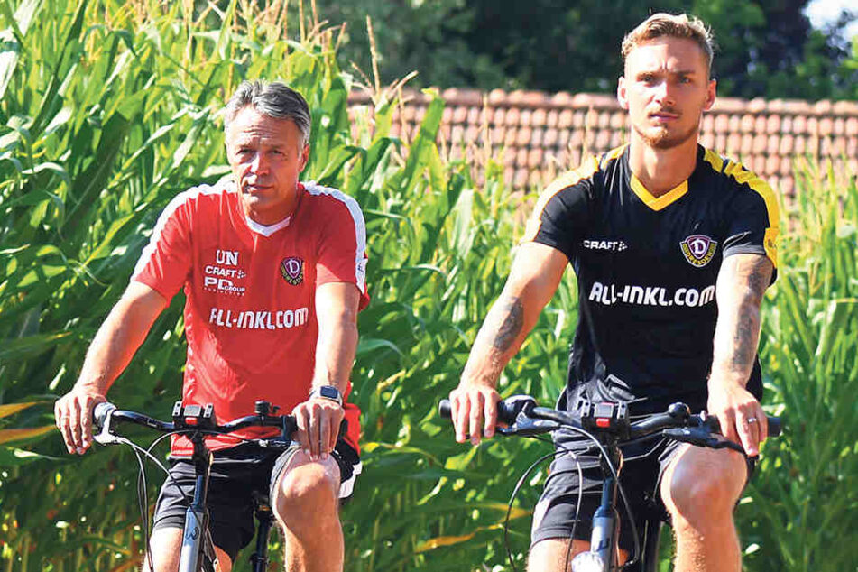 Das Rad als gängiges Fortbewegungsmittel im Camp, hier sind Trainer Uwe Neuhaus (l.) und Linus Wahlqvist unterwegs.Der Coach war mit der Integration und den Leistungen des schwedischen Neuzugangs auf dem Platz sehr zufrieden.