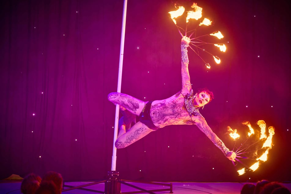 Quentin Dee begeistert mit einer feurigen Nummer an der Pole-Stange.