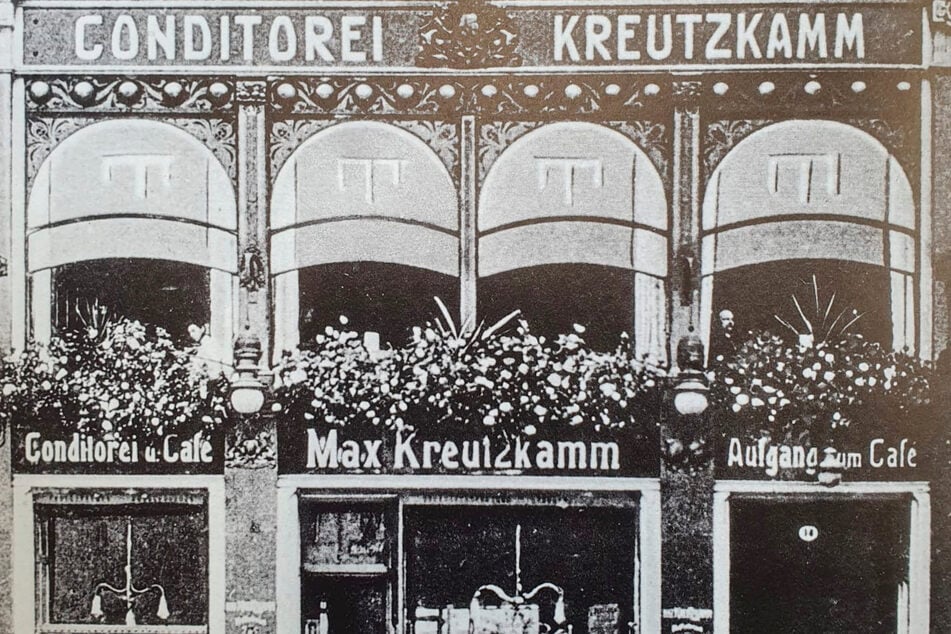 1873 wird Kreutzkamm "Königlicher Hoflieferant" und darf seither das Königlich-Sächsische Wappen tragen - zu sehen an der Fassade am Café am Altmarkt.